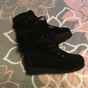 BEARPAW…..like new!.  Size 9